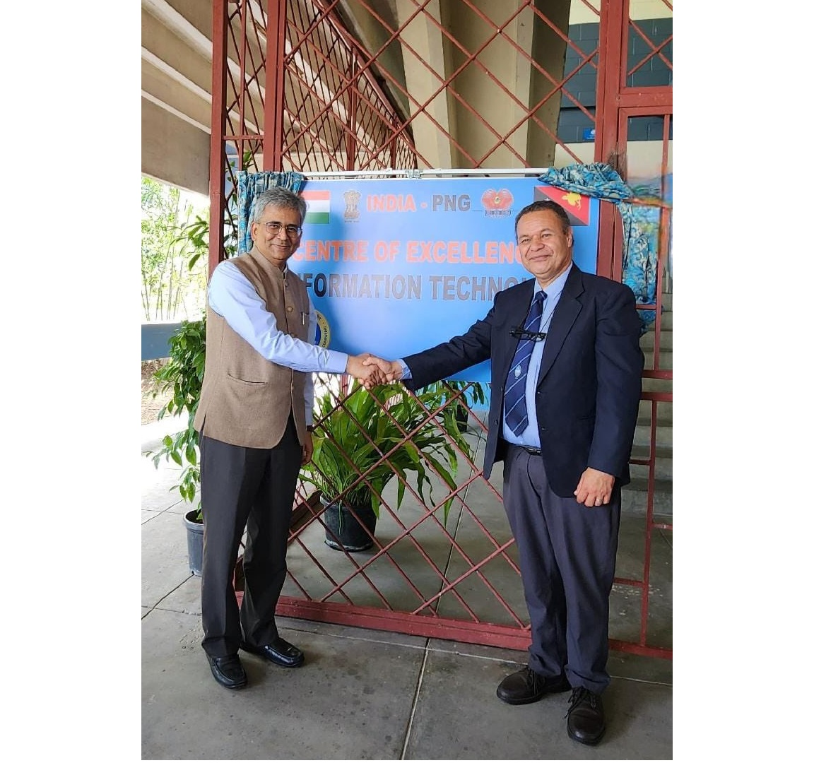 Shri Saurabh Kumar, Secretary (East) visited University of PNG and held discussions with Vice Chancellor on strengthening educational links. Unveiled a plaque at the Centre for Excellence in IT established by India.